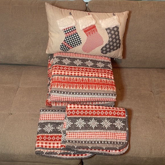 NEW Southshore Fine Linens Queen Christmas Set of Quilt Shams & Matching Pillow - Picture 3 of 7